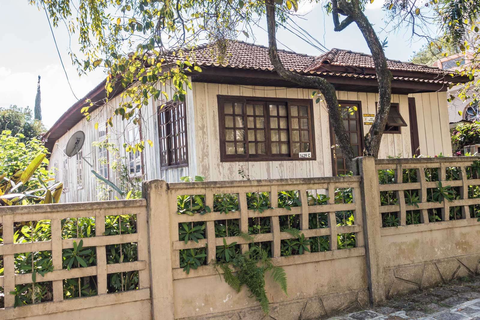 Fotografando Curitiba: Outra casa de madeira no Cristo Rei