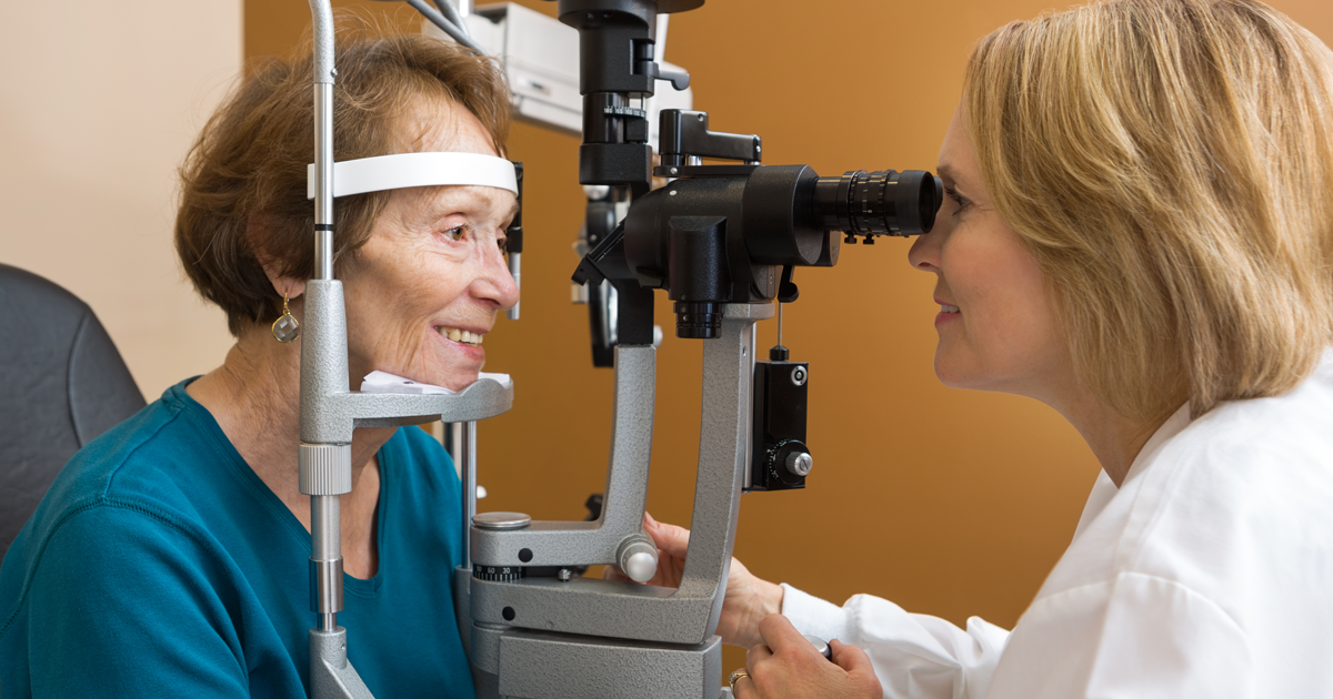 Лечение катаракты у пожилых людей операция. Нарушение зрения у пожилых. Зрелая катаракта исследования.