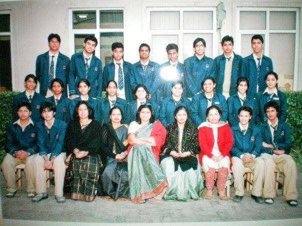 Bollywood & Television (TV) Actor Himansh Kohli (First row sitting second from left) Childhood Photo in School | Bollywood & Television (TV) Actor Himansh Kohli Childhood Photos | Real-Life Photos