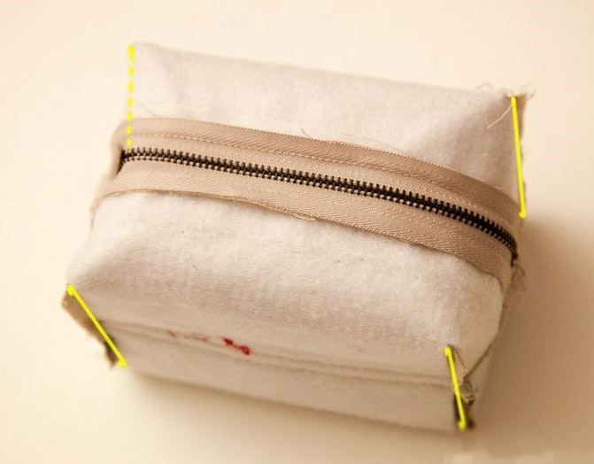 How to make this cute block zip pouch. DIY Tutorial.