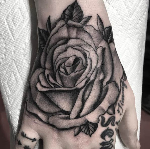 Esta bela blackwork rosa na mão