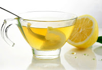 Bir çay fincanı içindeki limonlu sıcak kant içeceği