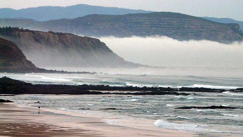 Amanecer nublado en la playa de Sopelana