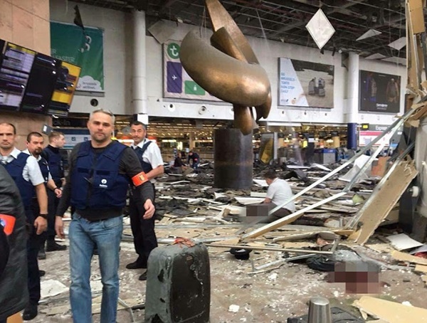 (Gambar & Video) Detik Cemas Letupan Gegar Lapangan Terbang Di Belgium (Gambar & Video) Detik Cemas Letupan Gegar Lapangan Terbang Di Belgium