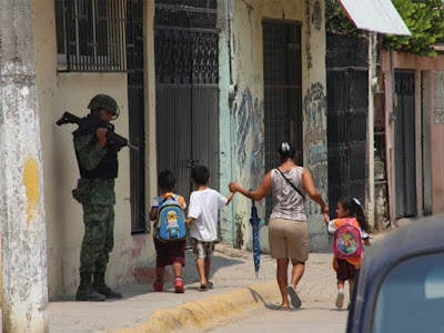 Regresan escoltados a clases 250 maestros en Guerrero