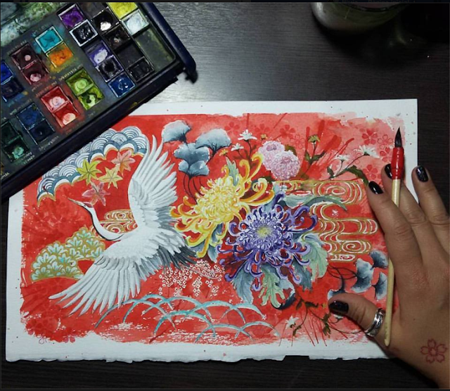 Ilustração em aquarela com uma garça branca, muitas flores e um fundo vermelho. A ilustração que signifique longevidade, felicidade e paz.