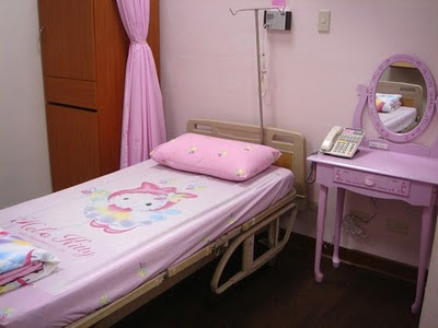Hello Kitty maternity and pediatric hospital bed