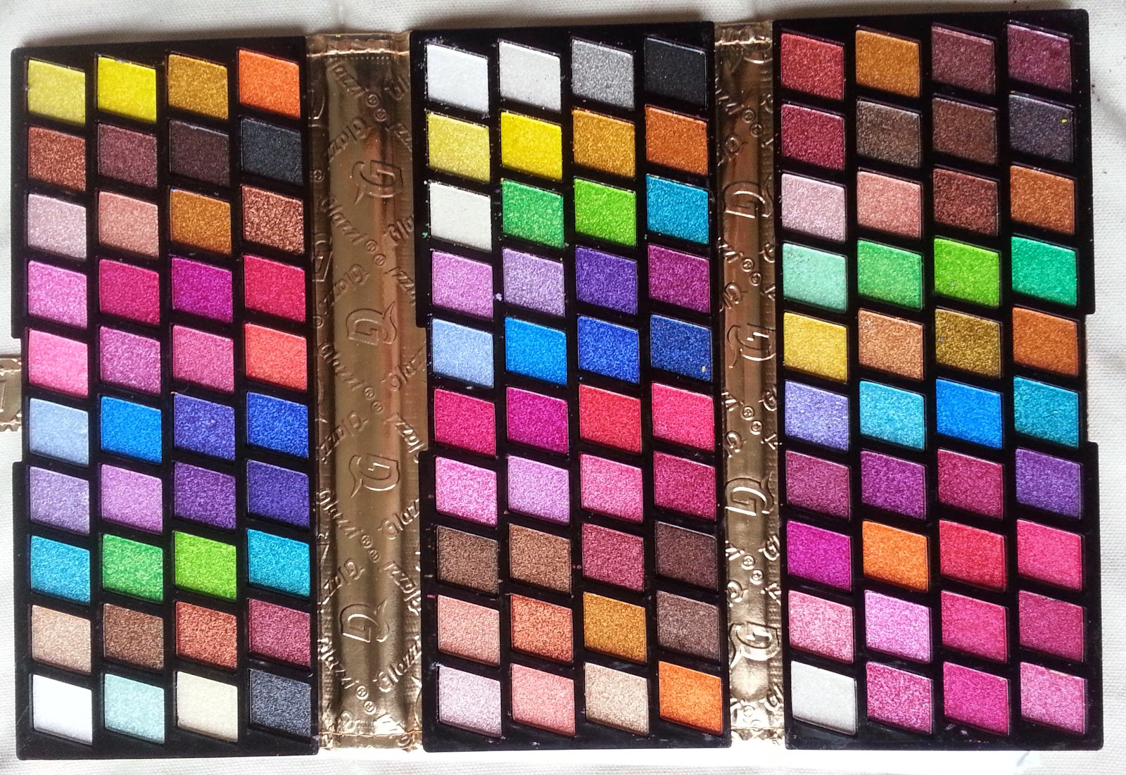 http://www.vitrine-beaute.com/maquillage-yeux/1379-fard-%C3%A0-paupi%C3%A8re-120-couleurs.html