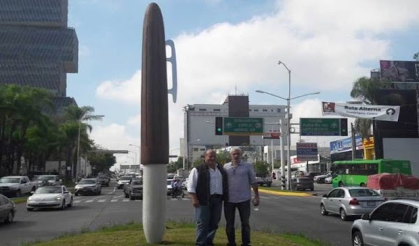 Tenemos presupuesto que hacemos....Gobierno de Guadalajara gastó 1.3 mdp en escultura de bolígrafo gigante (VIDEO)