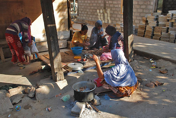 Mujeres cocinando en la calle