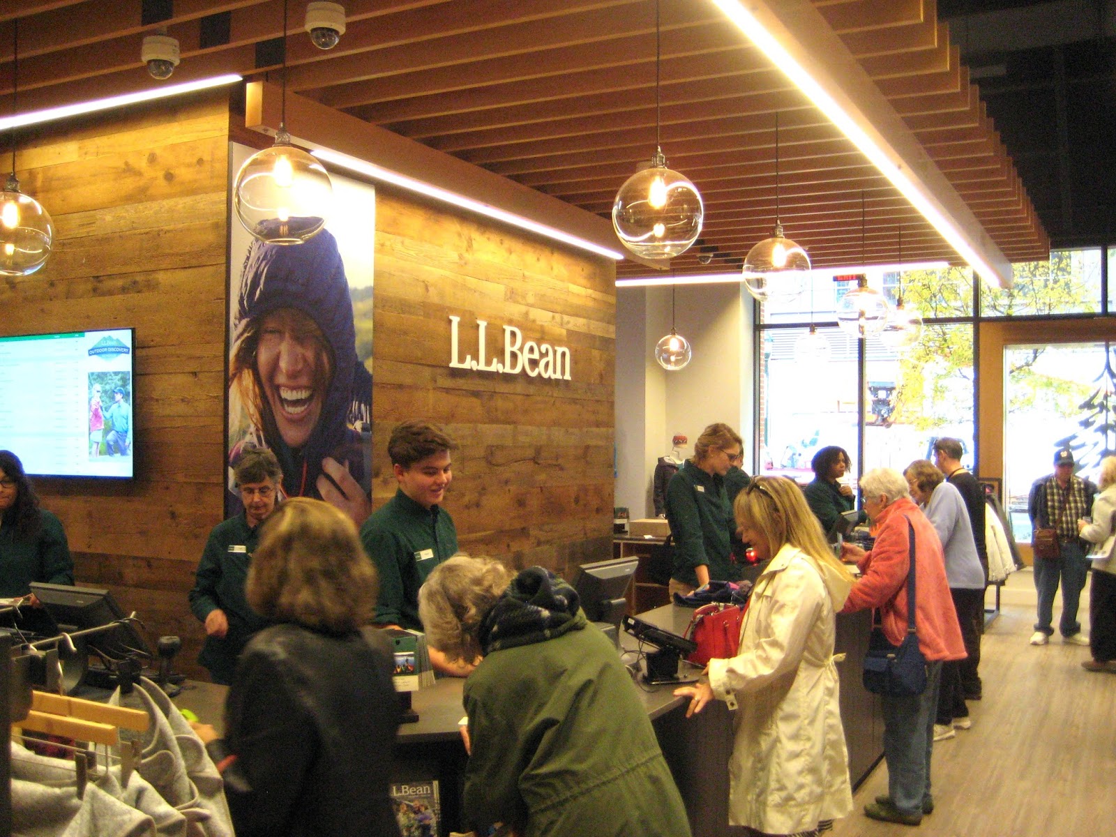 Robert Dyer Bethesda Row L L Bean Opens Today At Pike Rose