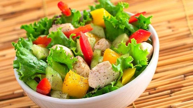 Alimentos que tienen más azúcar que un refresco Ensalada caribeña