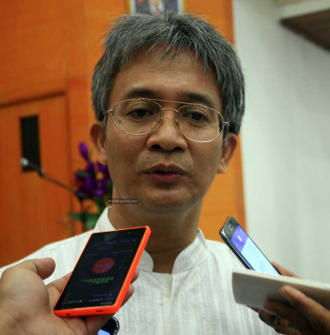 Dukung Program "PLN Mengajar" GM PLN MMU Jadi Guru Dadakan Ambon, Malukupost.com - General Manajer PT. PLN (Persero) wilayah Maluku dan Maluku Utara (MMU), Indardi Setiawan menjadi pengajar dadakan di SMU Negeri 2 Ambon, Selasa (23/8). Indardi Setiawan menjadi guru dadakan di salah satu SMA unggulan di ibu kota provinsi Maluku tersebut karena BUMN yang dipimpinnya menggelar program "PLN mengajar" serentak di 66 sekolah di Indonesia pada pekan ke tiga Agustus 2016. "Dalam kegiatan ini para direksi maupun general manajer di unit PLN mengabdi selama sehari di sekolah yang ditunjuk untuk menyamakan inspirasi dan membangun karakter pemuda-pemudi negara," kata Indardi. Ia mengatakan, PLN mengajar tidak hanya sebatas menyampaikan visi misi dan tugas PLN, tetapi juga berbagi motivasi dan bercerita tentang pengalaman mengabdi saat menjadi pejabat di BUMN. "Kami juga menyampaikan program beasiswa yang dapat diikuti para siswa di Maluku yakni para lulusan tingkat SMA dan sederajat maupun kesempatan kerja bagi lulusan D3 dan S1 di PLN," katanya. Menurut Indardi, kegiatan ini juga merupakan salah satu kesempatan bagi para pejabat PLN untuk berinteraksi langsung dengan masyarakat khususnya para siswa. "Kami sangat senang dapat berbagi pengalaman dan menyampaikan motivasi kepada para siswa yang merupakan generasi masa depan bangsa. Diharapkan kegiatan ini membawa dampak positif terutama memacu para siswa belajar giat dan meraih masa depan yang gemilang," ujarnya. Selain berbagi pengalaman dan motivasi, para siswa juga diberikan kesempatan berinteraksi dengan GM PT PLN MMU melalui sesi tanya jawab. "Interaksi para siswa juga sangat baik. Hal ini menunjukkan perhatian siswa sangat baik dalam menunjang program PLN mengajar," kata Indardi. Program PLN mengajar juga dirangkaikan dengan pemberian bantuan pendidikan kepada SMA negeri 2 Ambon berupa fasilitas penunjang belajar mengajar. "Total keseluruhan bantuan pendidikan di 66 sekolah di Indonesia yakni sebesar RP3,6 miliar. Kami berharap bantuan ini dapat digunakan sekolah untuk kegiatan belajar-mengajar di SMAN2 Ambon," tandasnya. Kepala Dinas Pendidikan kota Ambon Benny Kainama, menyambut baik program PLN mengajar yang dilakukan serentak di Indonesia karena berdampak baik bagi para siswa untuk mengetahui seberapa besar peran PLN serta program beasiswa bagi para lulusan SMA dan sederajat. "Perhatian PLN sangat luar biasa bagi dunia pendidikan, karena itu kita berharap kegiatan ini dapat diikuti siswa dengan baik karena banyak hal yang akan diperoleh dari kegiatan ini," katanya. (MP-4)