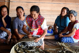 Perlombaan Tradisional di PGD VIII Sekadau Anyaman Tikar Perlombaan Tradisional di PGD VIII Sekadau Anyaman Tikar