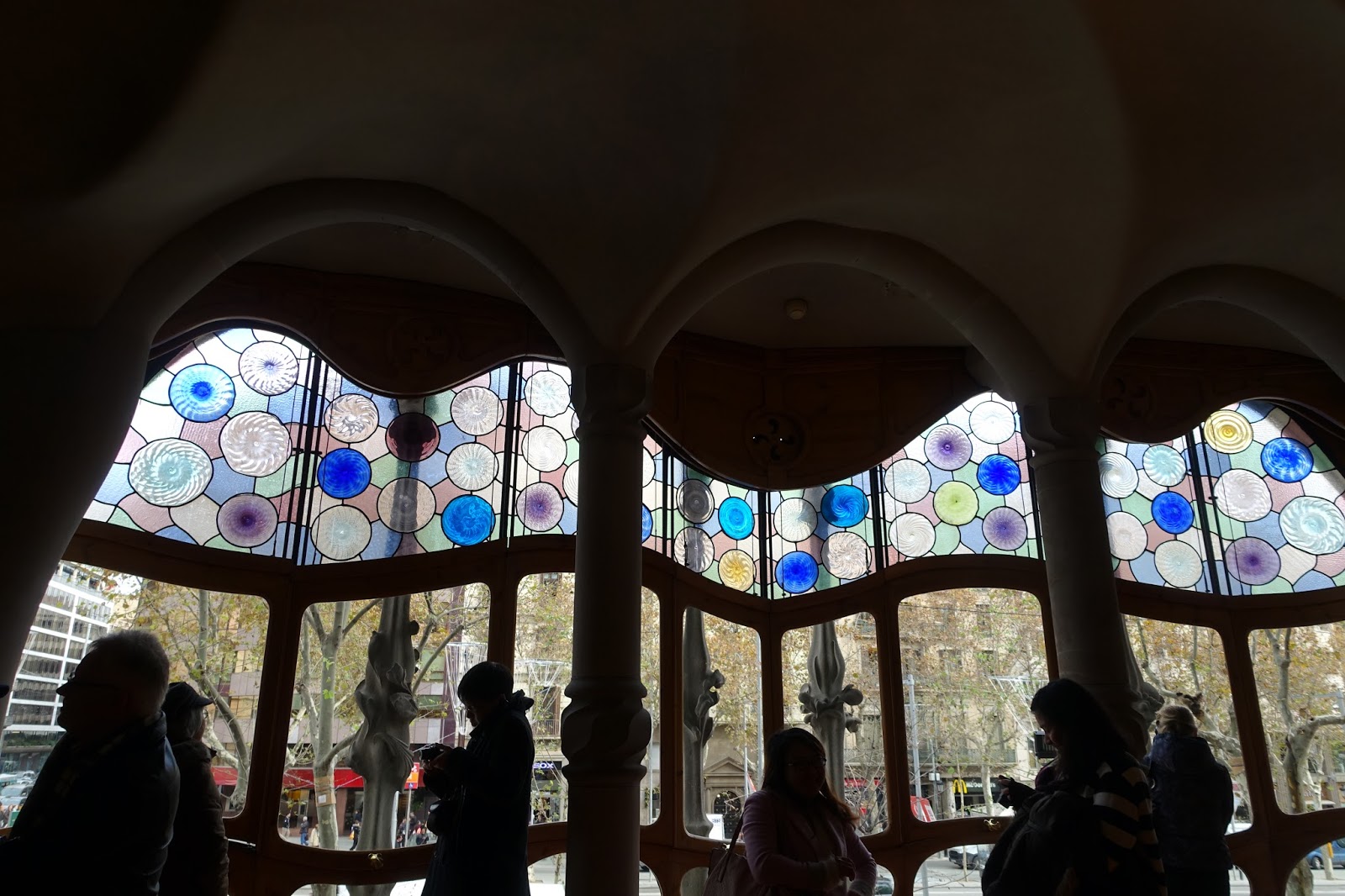 メイン居間の天井窓の色ガラス