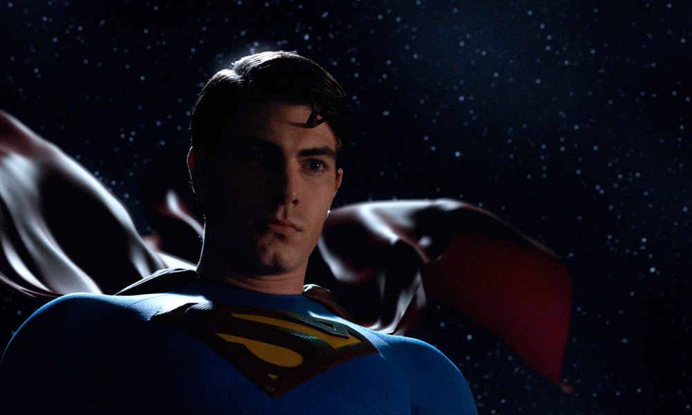 cena do filme Superman – O Retorno (2006) com close do herói pousando