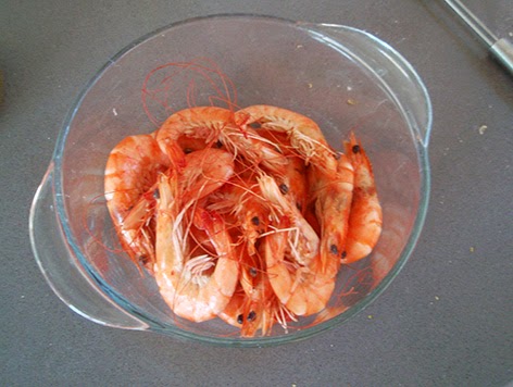 Langostinos cocidos para la ensalada Langostinos cocidos para ensalada
