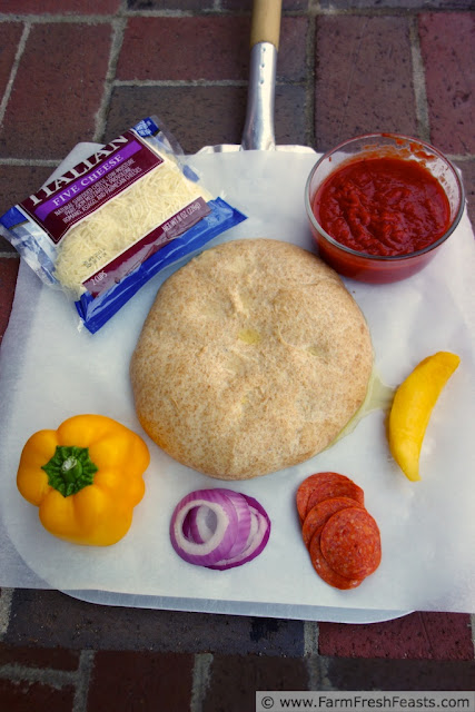 http://www.farmfreshfeasts.com/2013/04/sunset-pizza-mango-pepperoni-red-onion.html