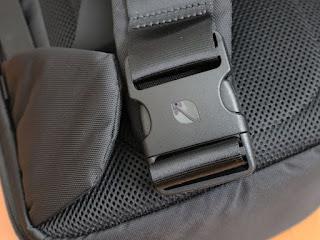 バックルにもロゴが入っています。 Incase DSLR Sling Pack CL58067 スリングバッグ15
