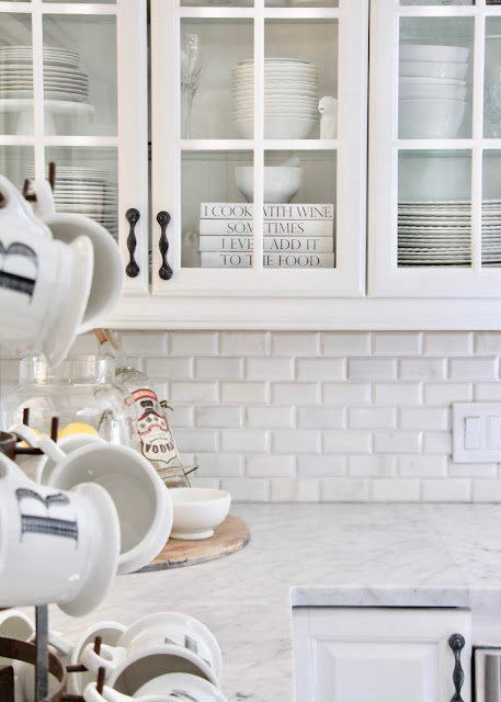 White kitchen. Cozy cottage style with black and white in a lake house byy Sweet Savannah. Modern farmhouse meets coastal cottage style! #cottagestyle #modernfarmhouse #interiordesign #rusticdecor #coastalcottage