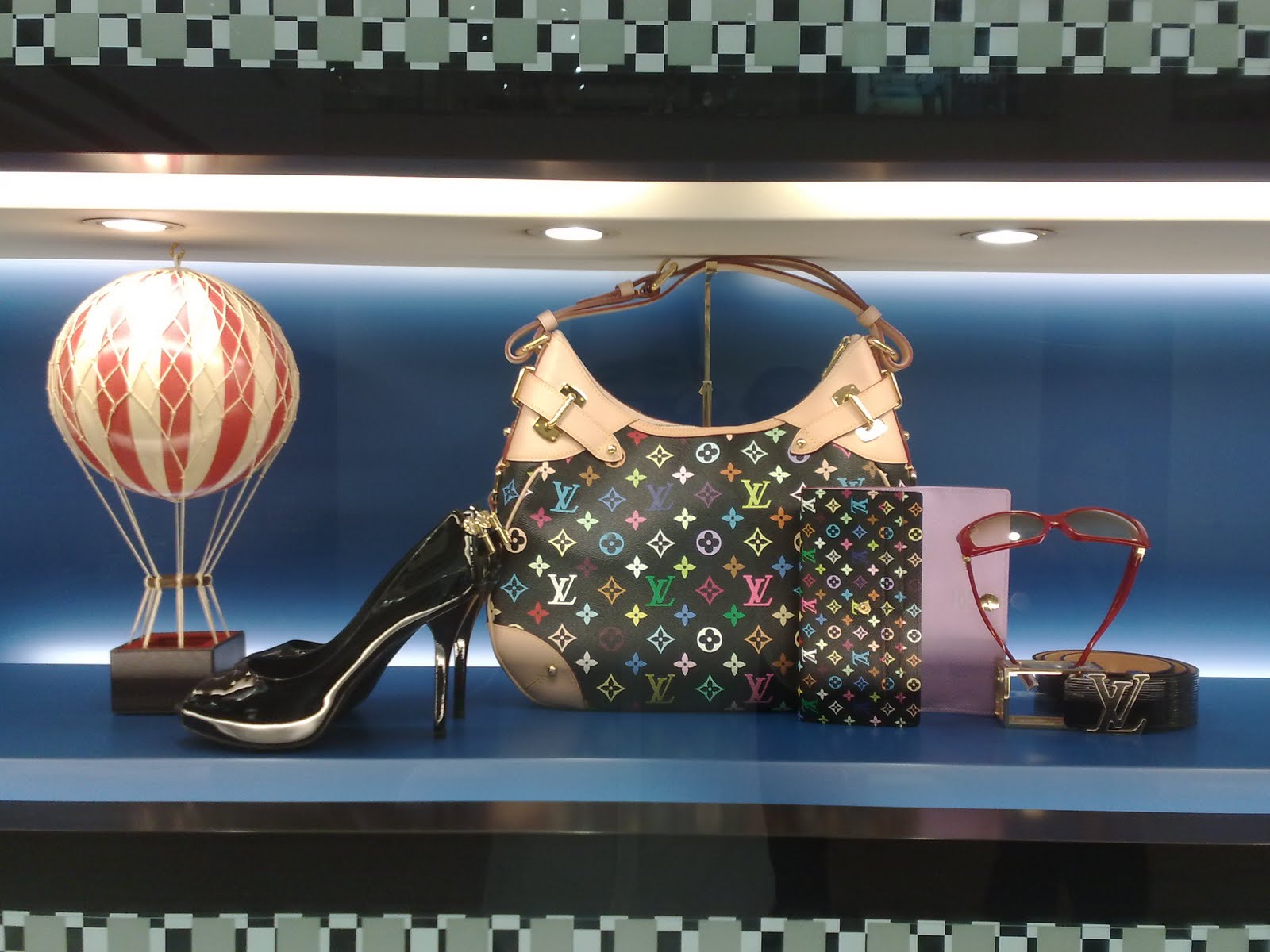 displayhunter: Louis Vuitton: Hot balloons and the sea