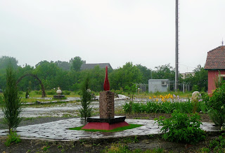 Замок Сент-Миклош. Памятник «Пламя мира»