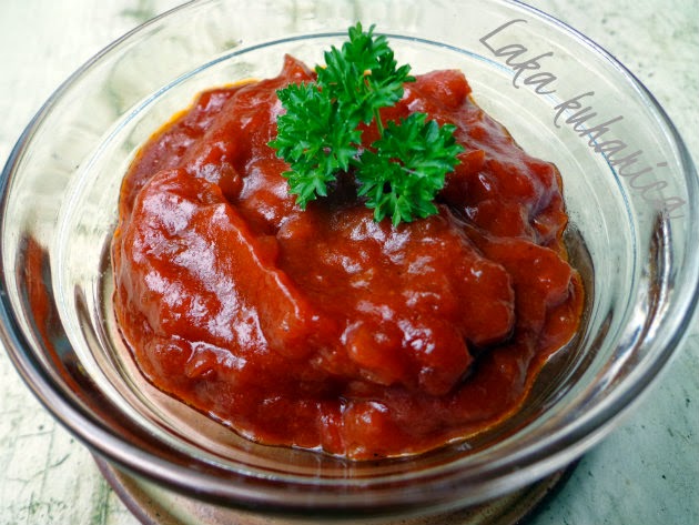 Spicy tomato and onion sauce by Laka kuharica: easy to make sauce ideal for grilled meat.