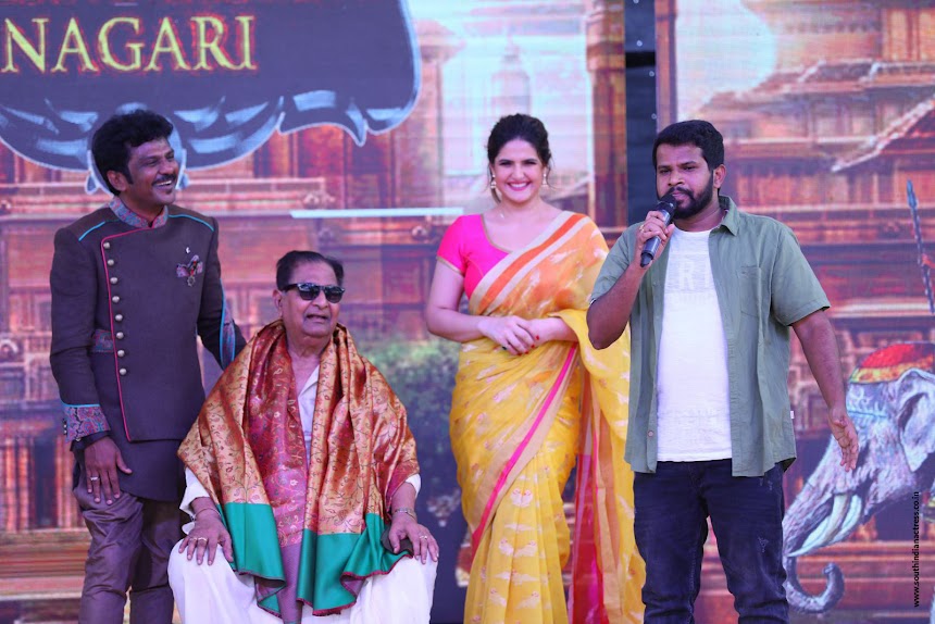 Zarine Khan at Suchirindia's Aryavartha Nagari Project Launch