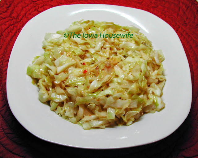 The Iowa Housewife: Chile Garlic Green Cabbage