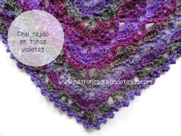 Chal tejido a crochet en tonos violetas, grises y bordó