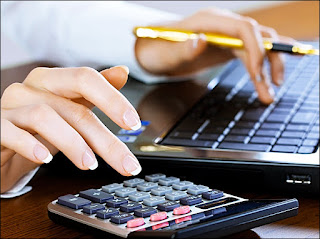 Calculating Costa Rica import taxes on calculator and laptop