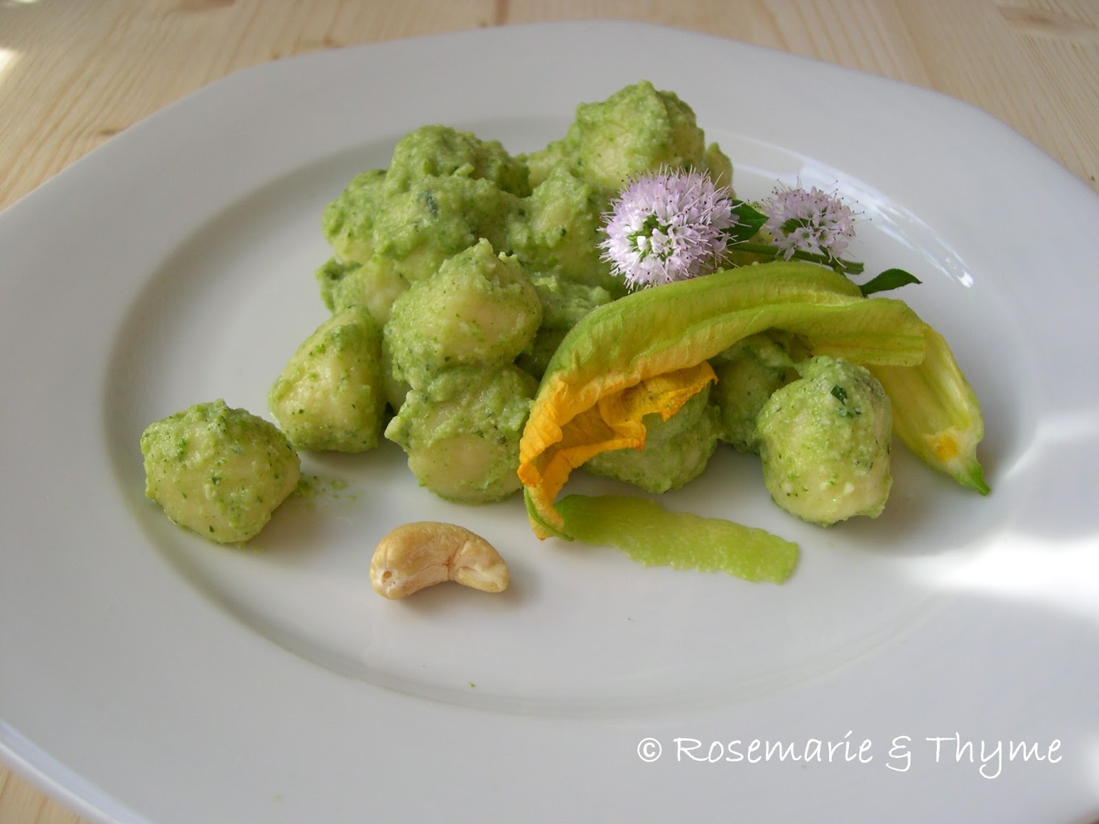 Rosemarie & Thyme Gnocchi al pesto di zucchine crude al profumo di