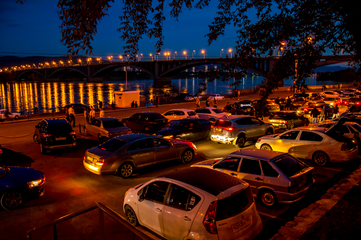 Автомобиль на набережной Автомобиль на набережной