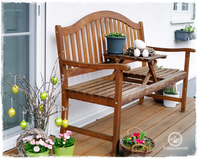 Gartenblog Topfgartenwelt Osterdeko: eine Gartenbank mit Tisch lädt zum Dekorieren förmlich ein