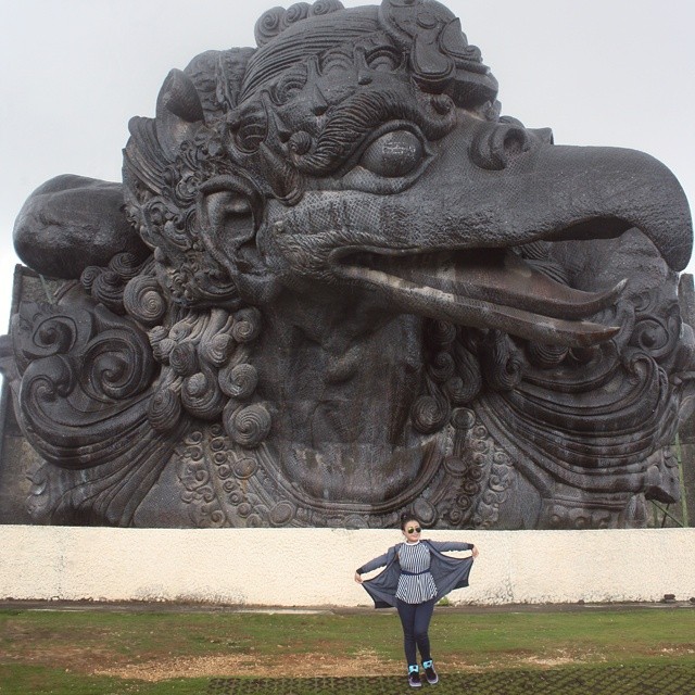 patung garuda di garuda wisnu kencana foto patung garuda di gwk