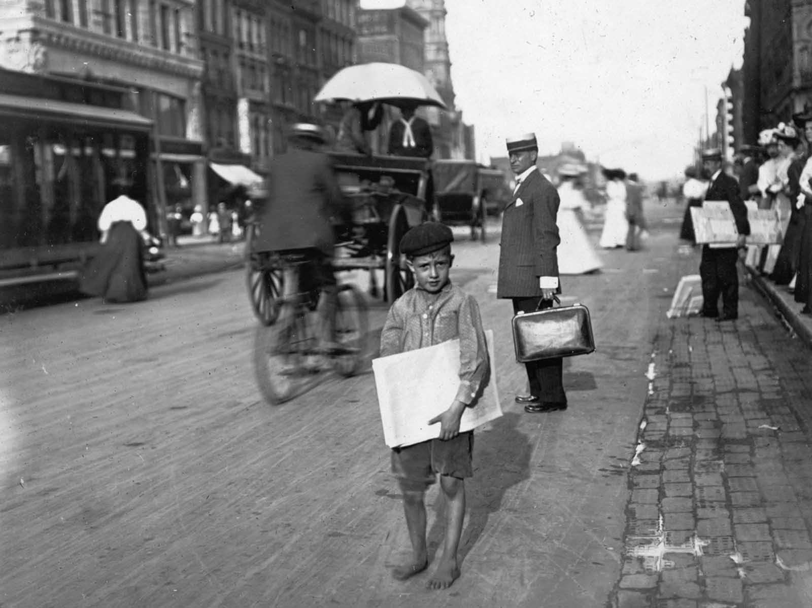A barefoot Indianapolis newsie in August of 1908.