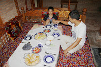Samarcande, dîner de plov avec Sobir de l’hôtel Oxus › Apprenez à cuisiner le plov ! Ouzbékistan, Samarcande, Oxus, Sobir, plov, tapchane, © L. Gigout, 2012