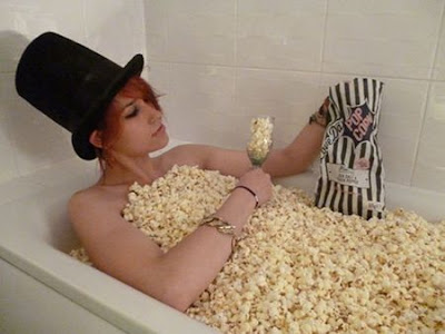 Foto-foto Mandi Yang Kontroversial dan Sensasional Mandi pop corn