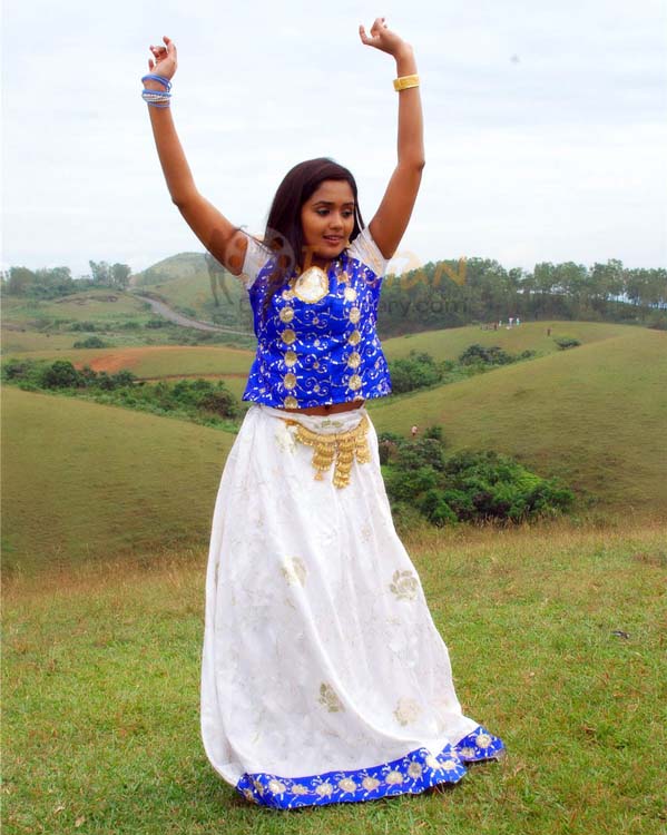 Ananya Latest Hot Navel Show Photos In Saree And Churidar Mallufun Com Притхвирадж сукумаран, биджу менон, renjith и др. ananya latest hot navel show photos in