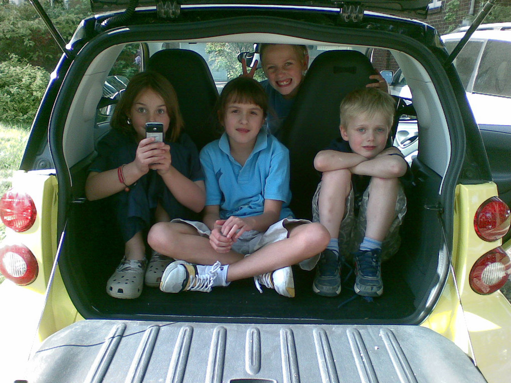Автомобиль многодетной семье в 2024 году. Семья в машине. Авто для многодетной семьи. Автомобиль для многодетных. Автомобиль для троих детей.