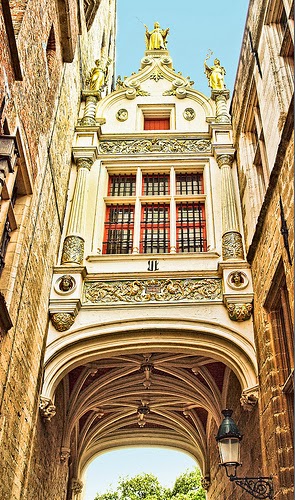 10 Best Places to Holiday in Belgium (100+ Photos) | The beautiful archway over Blinde Ezelstraat (Blind Donkey Street) in Bruges 10 Best Places to Holiday in Belgium (100+ Photos) | The beautiful archway over Blinde Ezelstraat (Blind Donkey Street) in Bruges