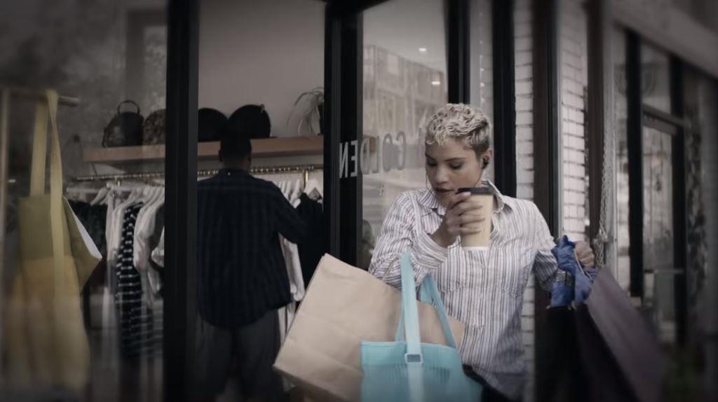Pubblicità Samsung Gear IconX spot ''shopping'' chi è la ragazza attrice?