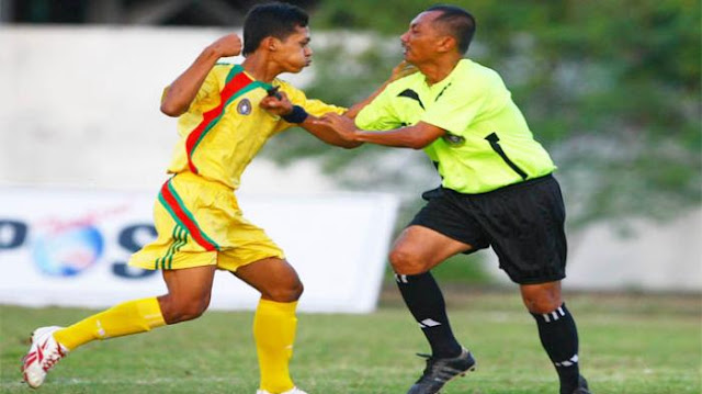 Ketika Wasit Asing Lebih Dihormati Ketimbang Wasit Lokal Ketika Wasit Asing Lebih Dihormati Ketimbang Wasit Lokal