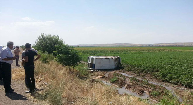 Diyarbakır-Bismil yolunda minibüs takla attı: 1 yaralı Diyarbakır-Bismil yolunda minibüs takla attı: 1 yaralı