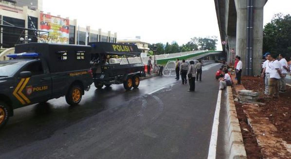 Personel Kepolisian Bersiaga di Mabes Polri Menjelang Demo FPI Personel Kepolisian Bersiaga di Mabes Polri Menjelang Demo FPI