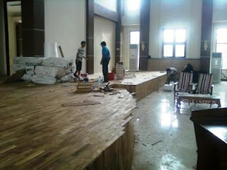 Proyek lantai kayu di gedung serbaguna pangkalan bekasi
