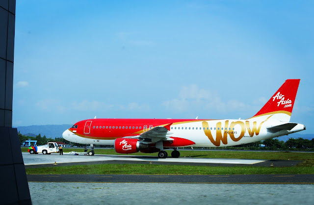 Pemandangan Indah Pesawat Air Asia di Bandara Adisucipto Yogyakarta