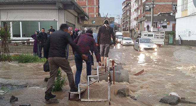 Diyarbakır'da sağanak yağış etkili oldu Diyarbakır'da sağanak yağış etkili oldu