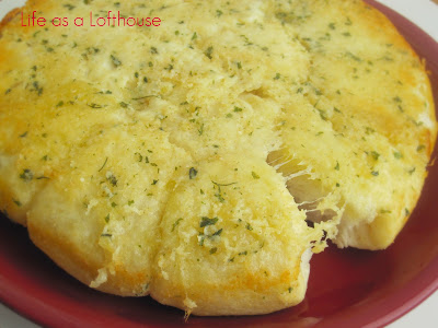 Parmesan Pull-Aparts are soft and cheesy bread that is full of garlic and parmesan flavor. Life-in-the-Lofthouse.com