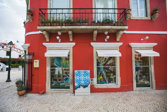 01-Diogo-Machado-Add-Fuel-Street-Art-with-Ceramic-Tiles-Illustrations-www-designstack-co